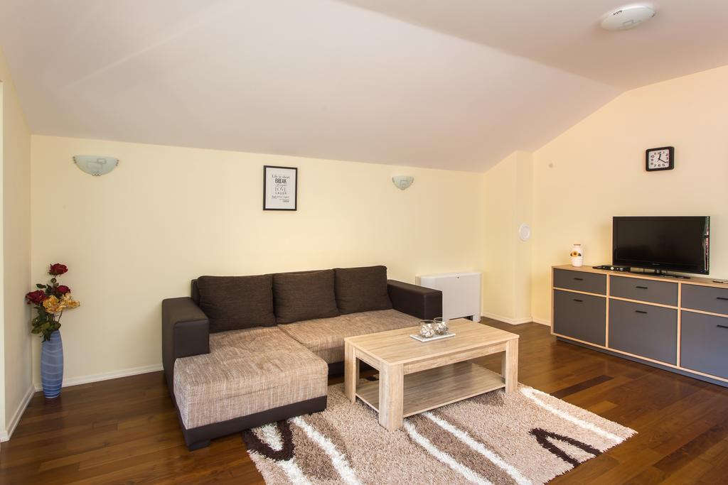 Apartment Dina *